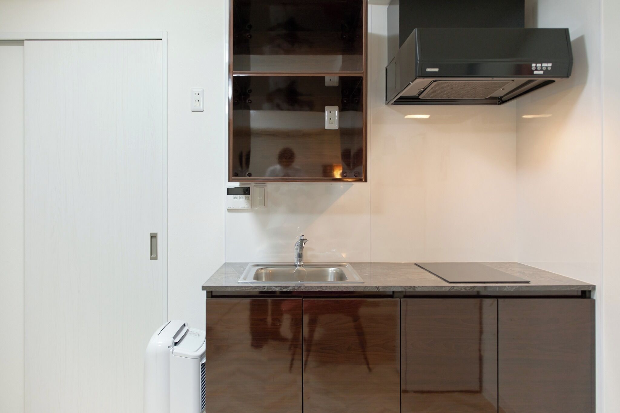 Frigorifero, microonde, piano cottura, pentole/stoviglie/utensili