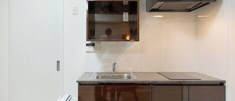 Frigorifero, microonde, piano cottura, pentole/stoviglie/utensili