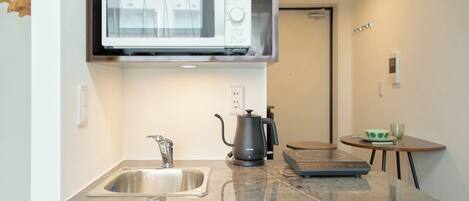 Frigorifero, microonde, piano cottura, pentole/stoviglie/utensili