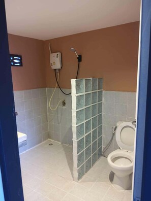 Quarto básico, sacada, vista para o jardim | Banheiro