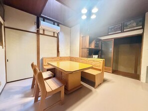 Dining - Traditional Japanese house available for private use  200m  Maximum 12 people  2 parking spaces  / Kaizuka City Ōsaka (Kaizuka City)