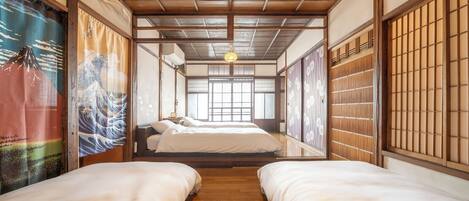 Una scrivania, Wi-Fi gratuito, lenzuola