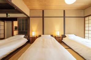 Desk, free WiFi, bed sheets - Traditional Japanese house available for private use  200m  Maximum 12 people  2 parking spaces  / Kaizuka City Ōsaka (Kaizuka City)