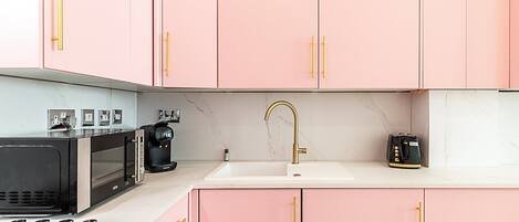 Frigorifero, microonde, lavastoviglie, macchina per tè/caffè