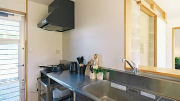 Kühlschrank, Mikrowelle, Herdplatte, Kochgeschirr/Geschirr/Besteck