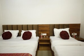 Habitación triple, vista a la ciudad | Wifi gratis