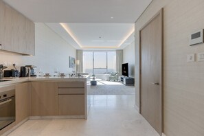 Fridge, microwave, oven, stovetop - Luxury 1BR on Palm Jumeirah | Pool Access & Beach (دبي)