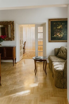 Smart-TV, Kamin, DVD-Player, Bücher