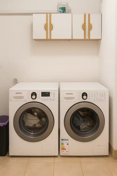 Spacious 6 Bedroom Kraków Home, Prime Location, AC & Heat Perfect for Groups