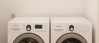 Spacious 6 Bedroom Kraków Home, Prime Location, AC & Heat Perfect for Groups