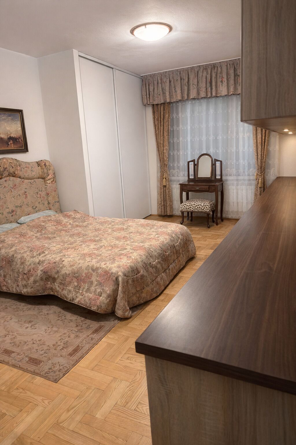 6 bedrooms, desk, iron/ironing board, free WiFi