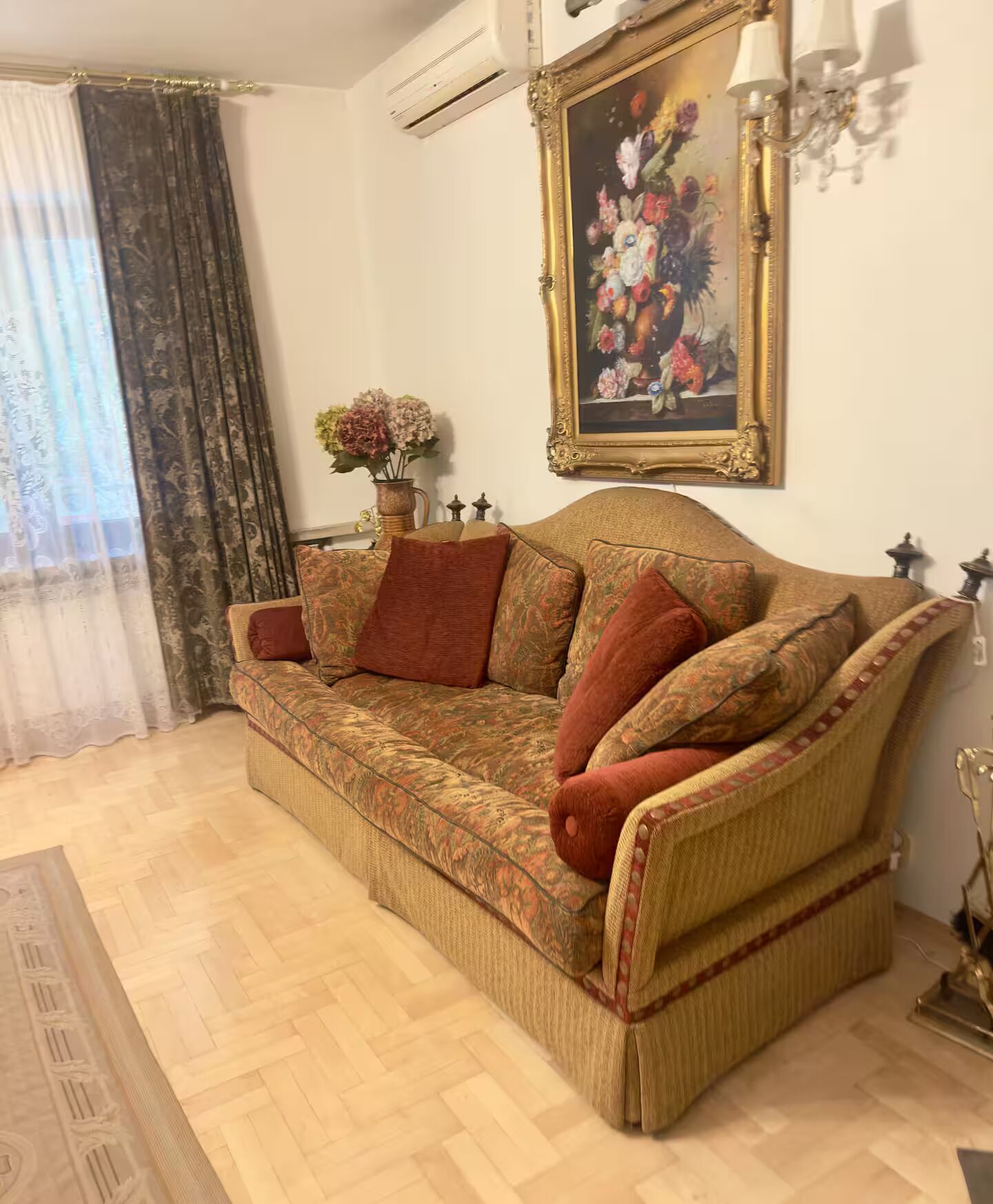 Smart TV, fireplace, DVD player, books