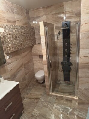 Dusche, Haartrockner, Bidet, Handtücher