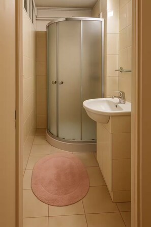Douche, séchoir à cheveux, bidet, serviettes fournies