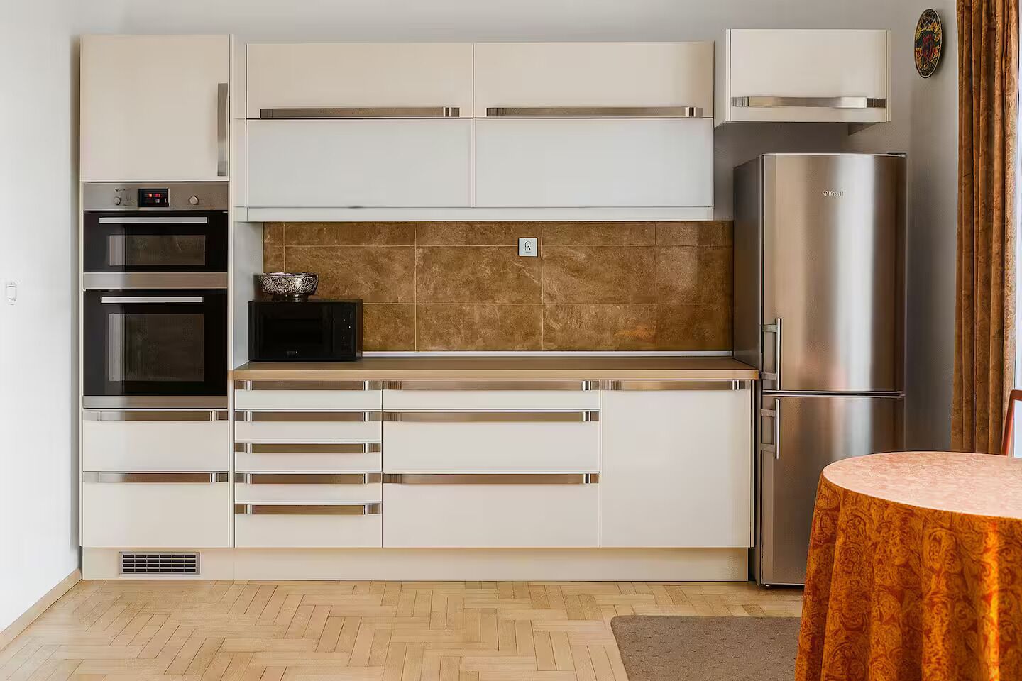 Geladeira, micro-ondas, fogão, cooktop