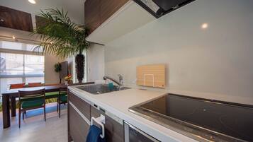 Réfrigérateur, micro-ondes, plaque de cuisson