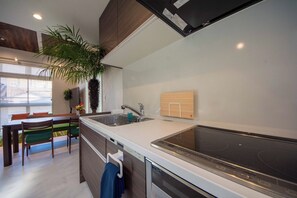 Refrigerador, microondas, parrilla de estufa y utensilios de cocina 