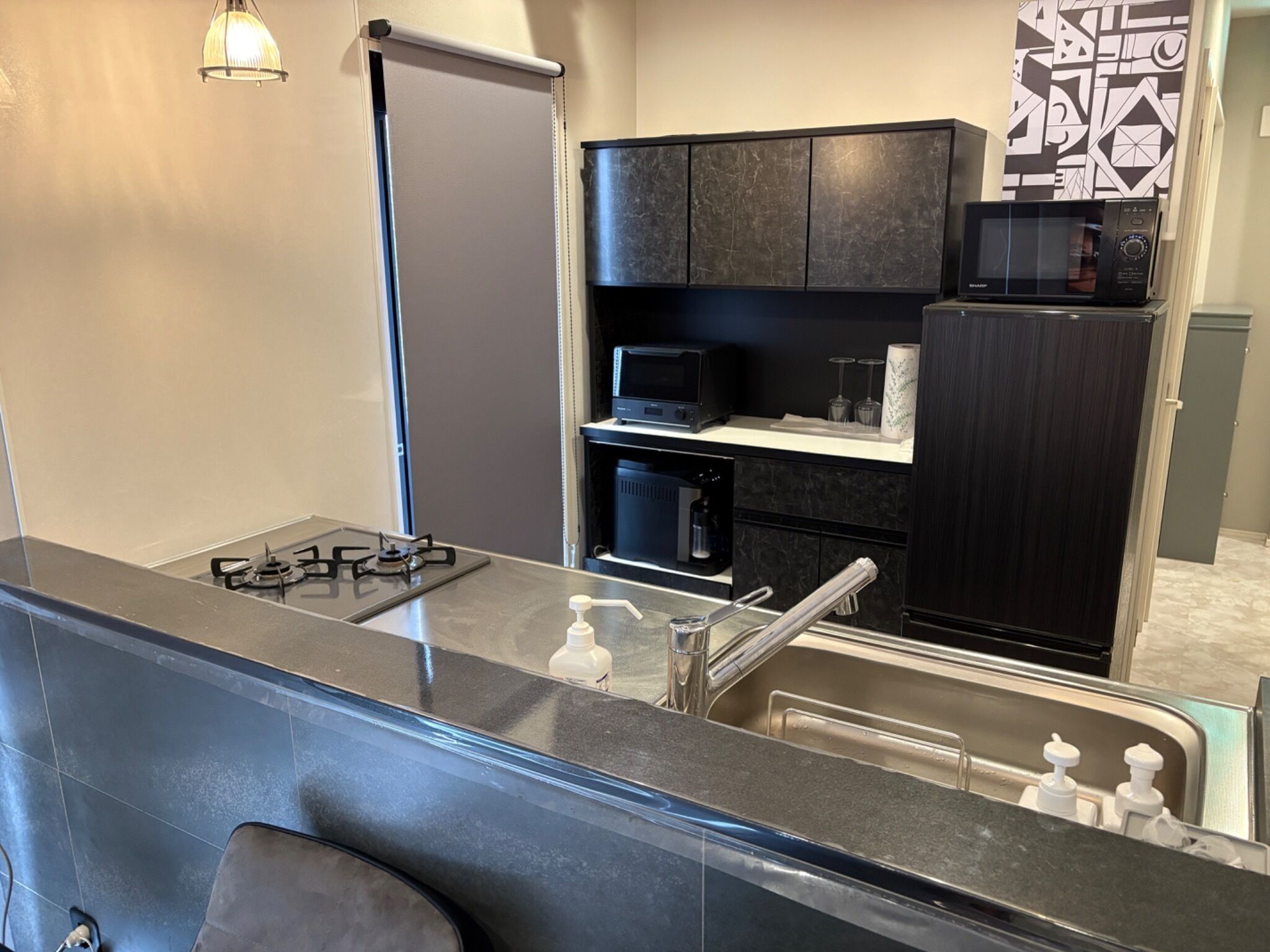 冷蔵庫、電子レンジ、コンロ、調理器具と食器