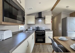 Fridge, oven, stovetop, toaster - 3 bedroom accommodation in Skegness (Skegness)
