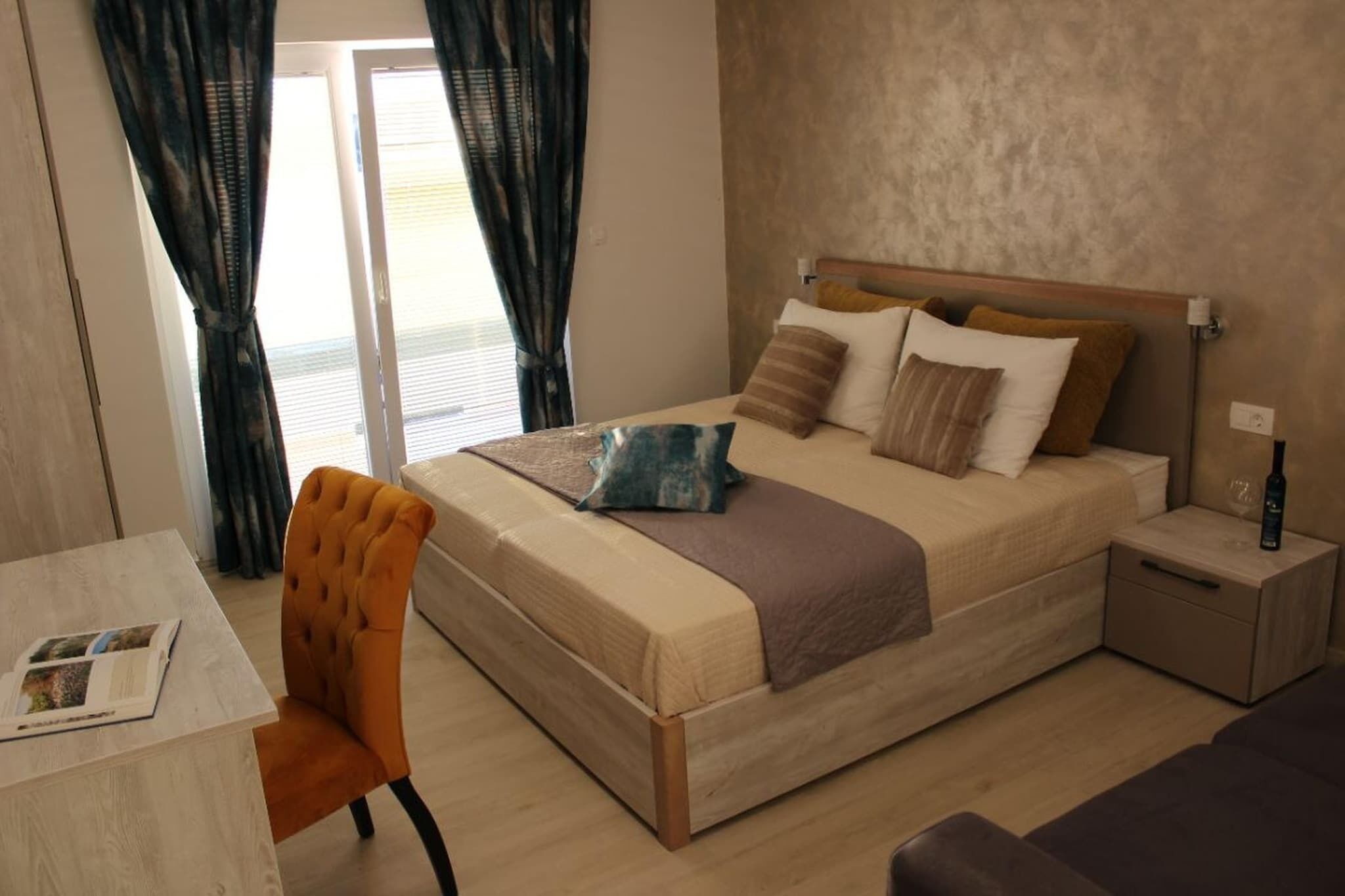 Une chambre d’hôtel avec un lit, un bureau et une chaise.