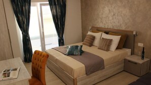 Een hotelkamer met een bed, een bureau en een stoel.