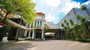 Exterior - Novon Family Hotel by Tripletree (Jawa Timur)