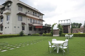 Outdoor dining - New Royal Orbit Hotel & Restro Udaipur (Vallabhnagar)