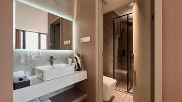 Deluxe 3 Bedroom Suite | Bathroom | Hair dryer, slippers, bidet, towels