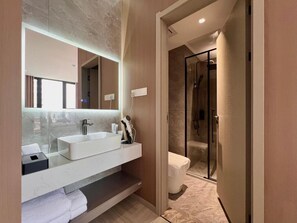 Deluxe 3 Bedroom Suite | Bathroom | Hair dryer, slippers, bidet, towels - Landison Hotel Penang (George Town)