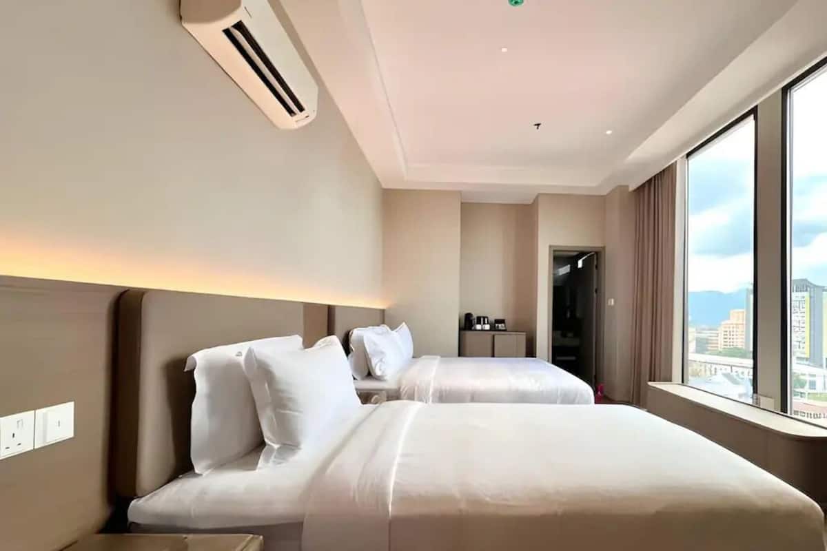 In-room safe, soundproofing, iron/ironing board, free WiFi