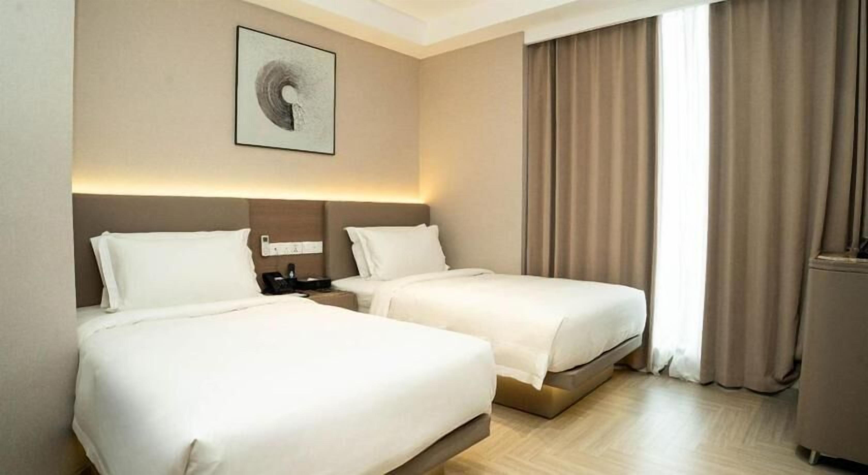 In-room safe, soundproofing, iron/ironing board, free WiFi