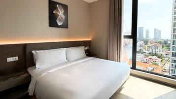 Deluxe King Room | In-room safe, soundproofing, iron/ironing board, free WiFi