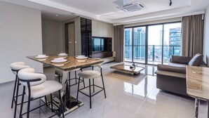 Premier 2 Bedroom Suite | リビング エリア | スマートテレビ