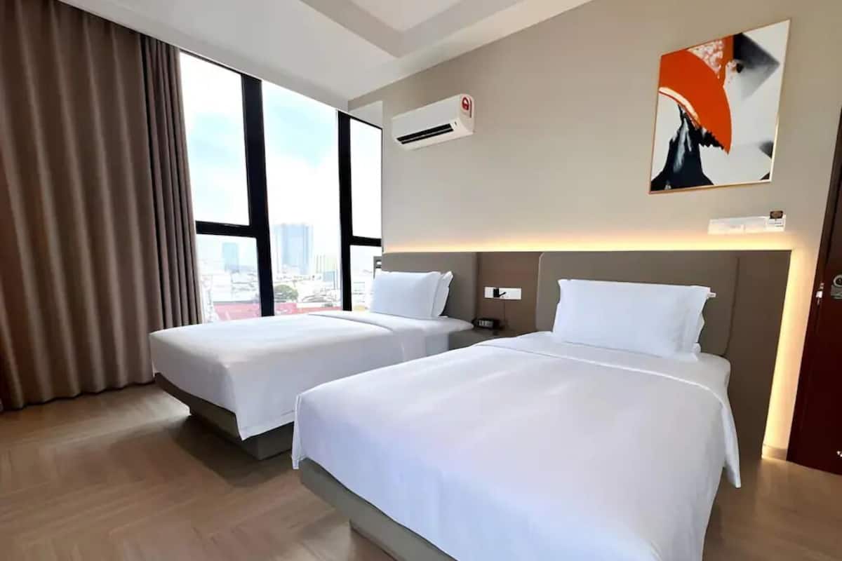 In-room safe, soundproofing, iron/ironing board, free WiFi