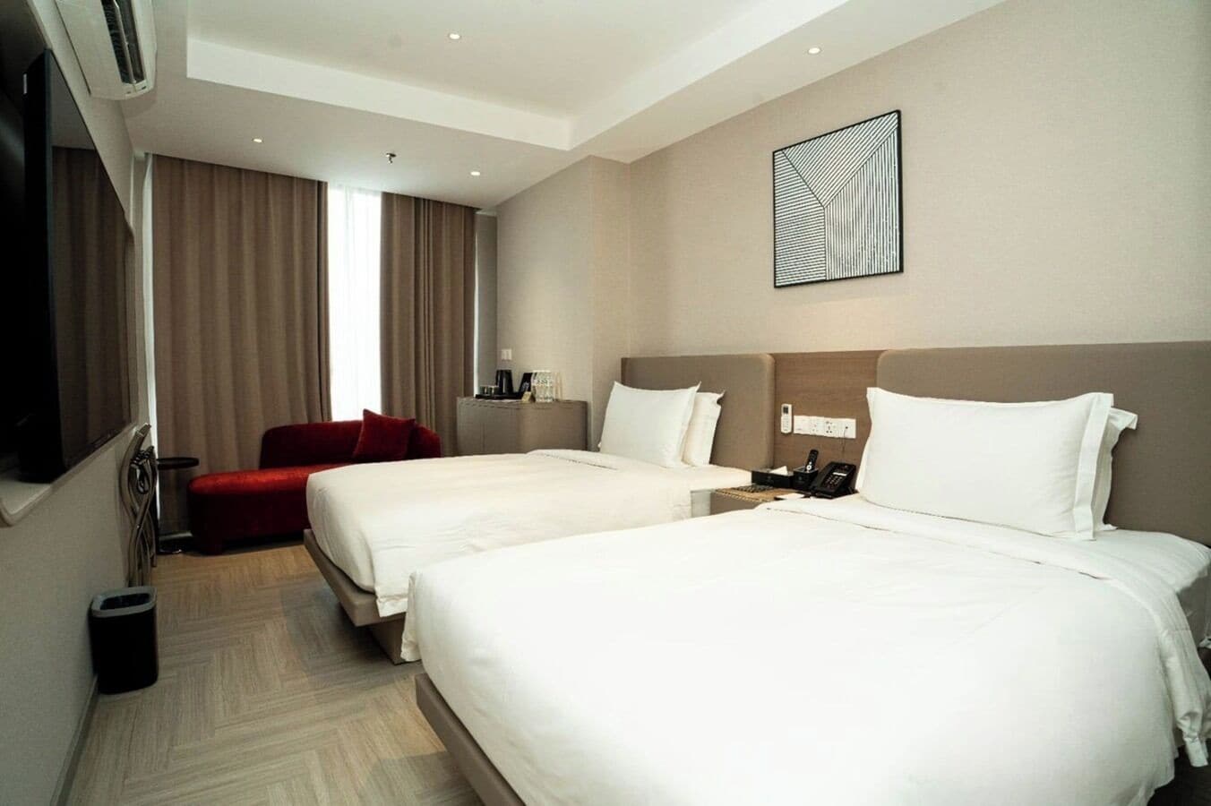 خزنة داخل الغرفة وتجهيزات عازلة للصوت ومكواة/لوح كي وواي فاي مجانًا