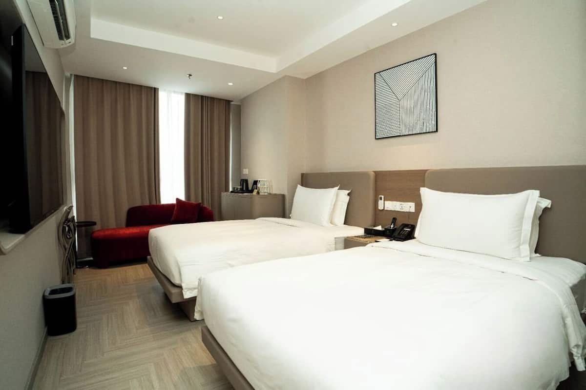 خزنة داخل الغرفة وتجهيزات عازلة للصوت ومكواة/لوح كي وواي فاي مجانًا