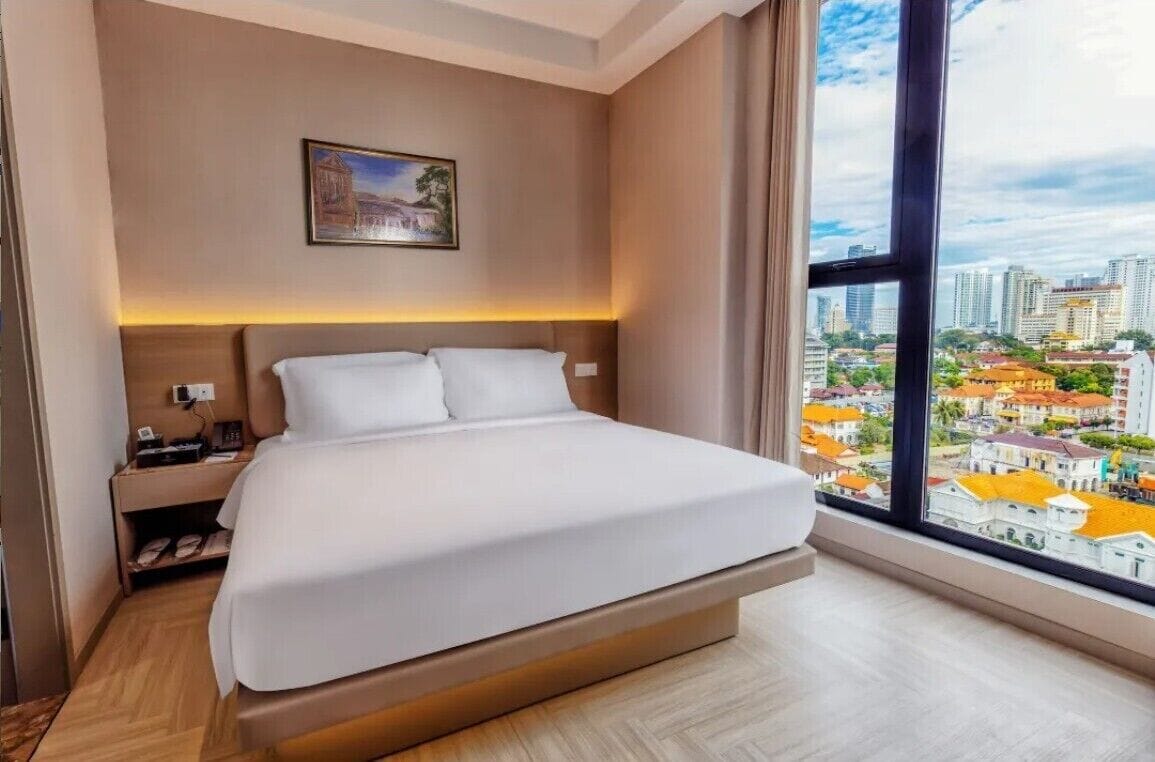 خزنة داخل الغرفة وتجهيزات عازلة للصوت ومكواة/لوح كي وواي فاي مجانًا