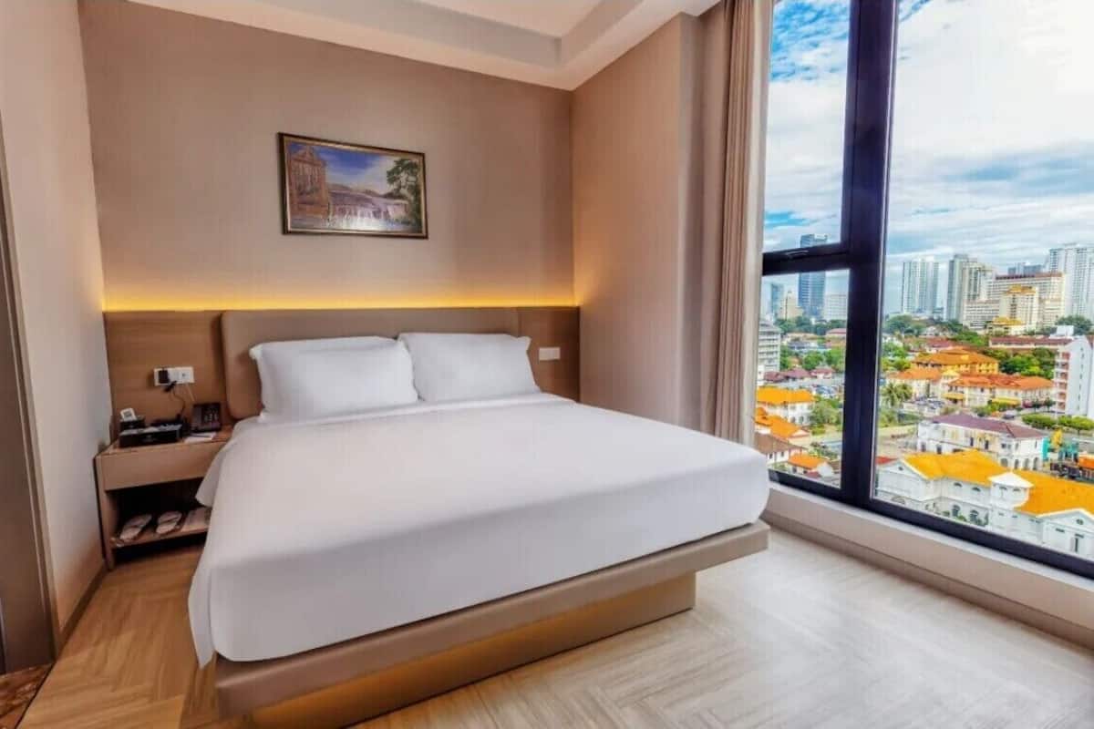 خزنة داخل الغرفة وتجهيزات عازلة للصوت ومكواة/لوح كي وواي فاي مجانًا