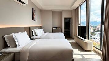 In-room safe, soundproofing, iron/ironing board, free WiFi