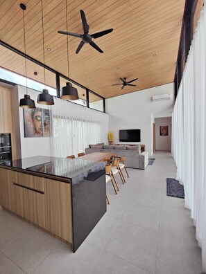 Deluxe villa, uitzicht op resort, aan het zwembad | Interieur