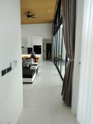 Deluxe villa, uitzicht op resort, aan het zwembad | Interieur