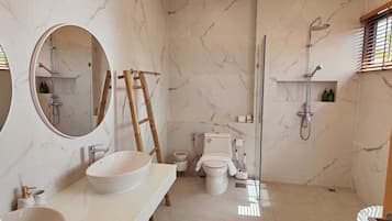 Artículos de tocador gratuitos, pantuflas, toallas, jabón