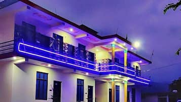 Vista frontal de la propiedad