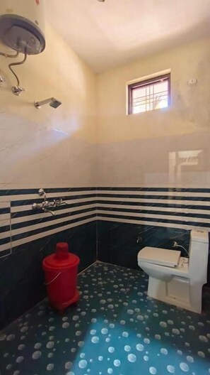 Shower, free toiletries, slippers, towels - Yamunotri Darshan Resort By Preet rS (Barkot)