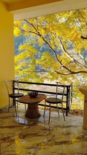 Outdoor dining - Yamunotri Darshan Resort By Preet rS (Barkot)