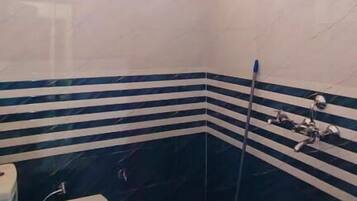 Regadera, amenidades de baño gratuitas, pantuflas, toallas