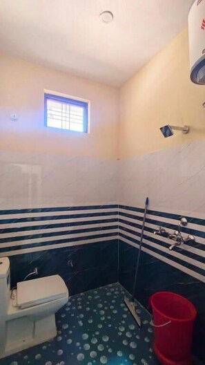 Ducha, artículos de higiene personal gratuitos, zapatillas y toallas