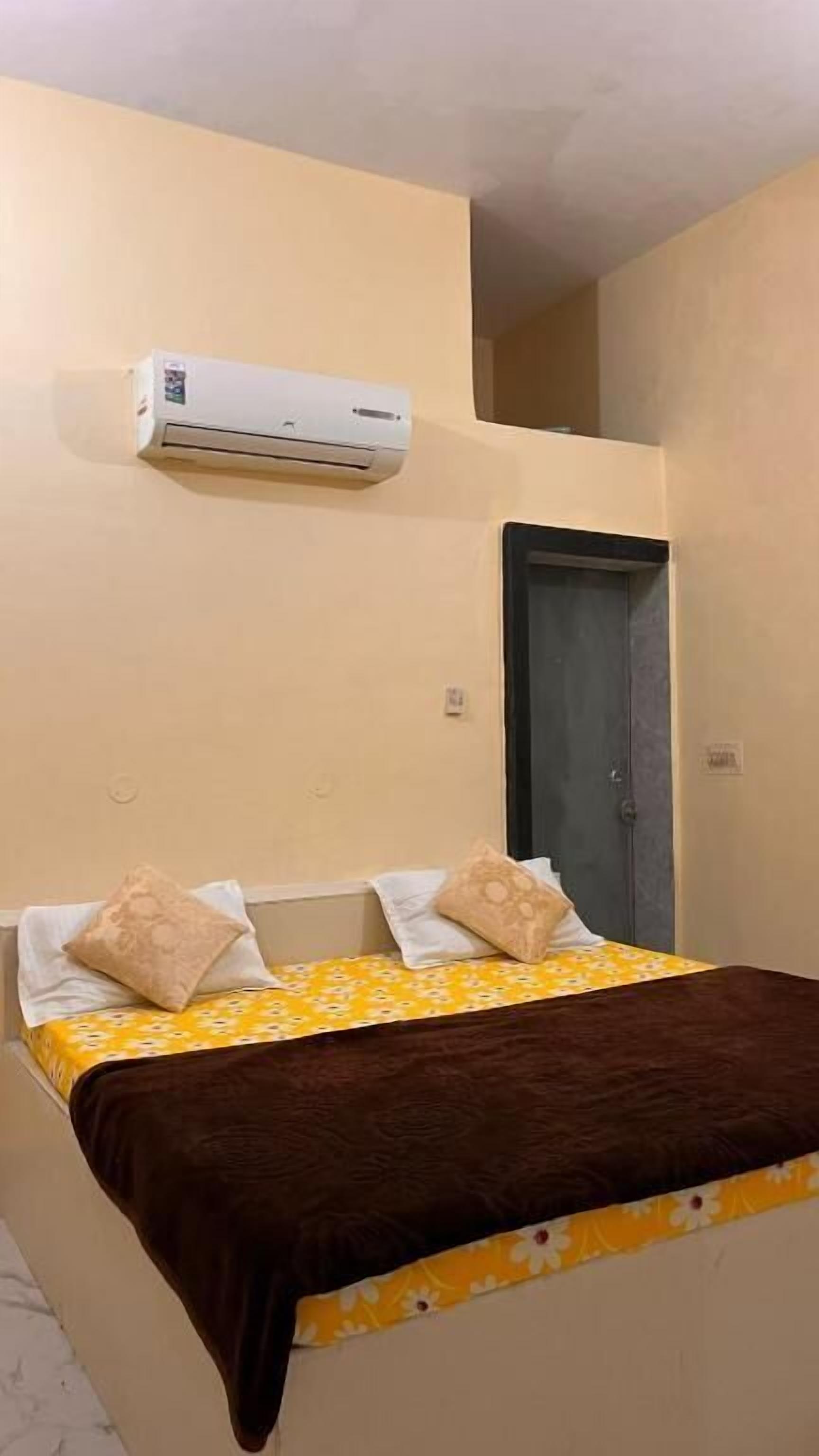 Desk, iron/ironing board, free WiFi, wheelchair access