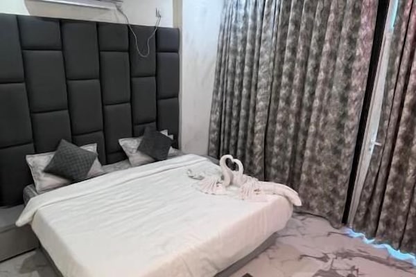 Comfort Villa, 3 Bedrooms, Kitchenette, Ground Floor | Desk, iron/ironing board, free WiFi, wheelchair access