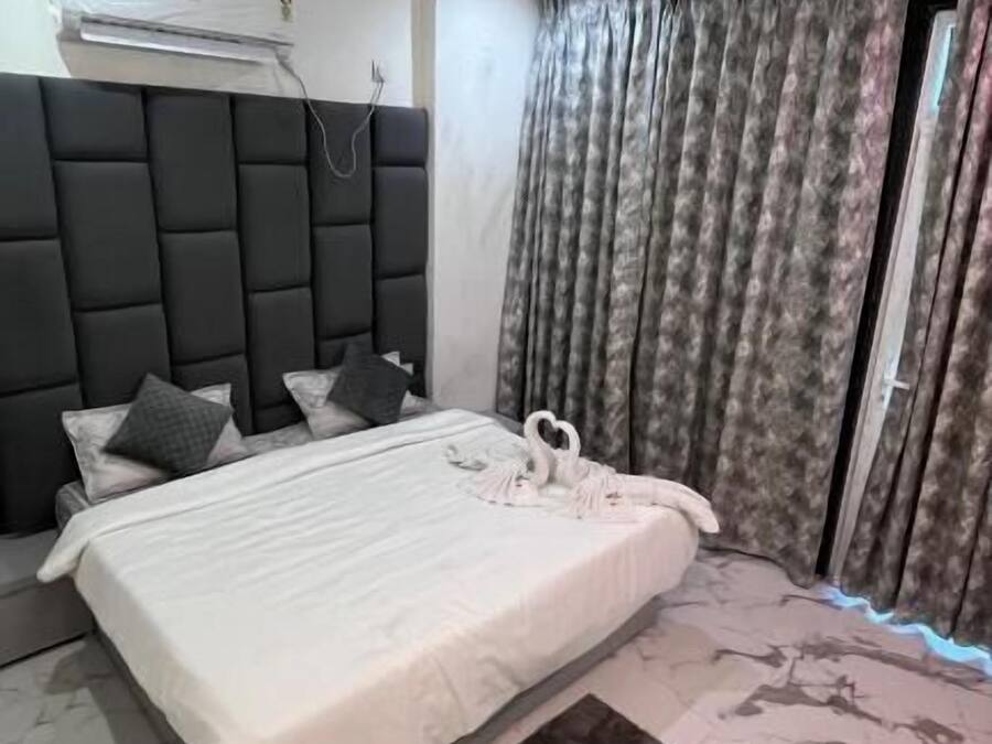 Comfort Villa, 3 Bedrooms, Kitchenette, Ground Floor | Desk, iron/ironing board, free WiFi, wheelchair access